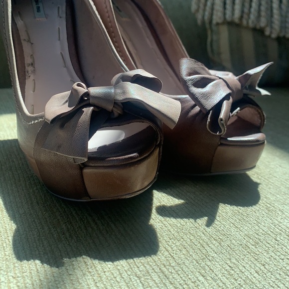 Miu Miu Platform Bow Nude Pump Heel in Leather - Picture 10 of 10